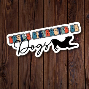 Sticker Facilement distrait par les chiens, sticker pour les amoureux des chiens, cadeau pour propriétaire de chien