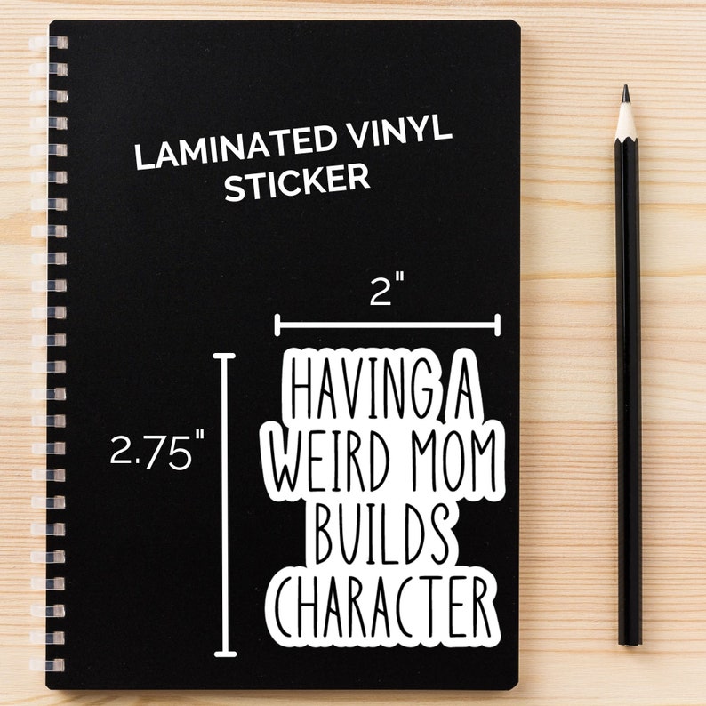 Puede incluir: Pegatina de vinilo blanco sobre fondo negro con el texto "HAVING A WEIRD MOM BUILDS CHARACTER". La pegatina mide 5,1 cm de ancho y 7 cm de alto.