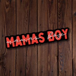 Mamas Boy sticker met rode blokletters en scriptlettertype - waterbestendig ~ laptop, waterfles ~ verkrijgbaar in enkele, 2, 4 of 6 verpakkingen