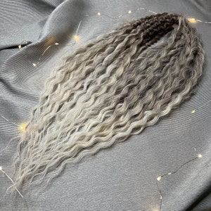 カーリードレッドロックスのセット 55 cm (21,65 インチ) 自然な外観 合成カーリーヘアエクステンション 両端ドレッド カラー オンブル グレー