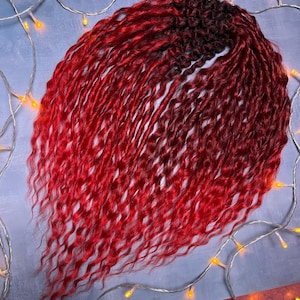 Red Curly Dreadlock Extensions 55 cm Ombre Black to Red DE Dreads Synthetic Curly Braids Festival Hair, Full Head Dread Set Handmade Dreads