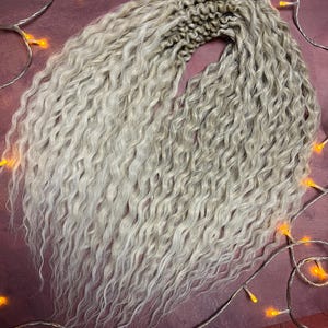 Set med lockiga dreadlocks 55 cm (21,65 tum) Färg från mellan askbrun till silverblond Naturligt utseende Syntetiska hårförlängningar med dubbla ändar