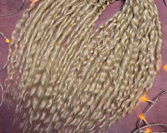 Light Ash Blonde Curly Dreadlocks Set Synthetic DE Dreads with Soft Curls Boho Festival Hair Extensions Handmade Dread Set 55 cm 21,65 inch