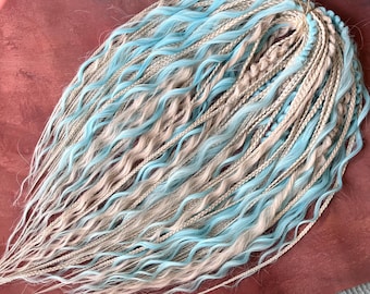 Set gekrulde dreadlocks met vlechten 55 cm (21,65 inch) synthetisch haar voor gecombineerde extensions dubbelzijdige kleur platinablond met lichtblauw