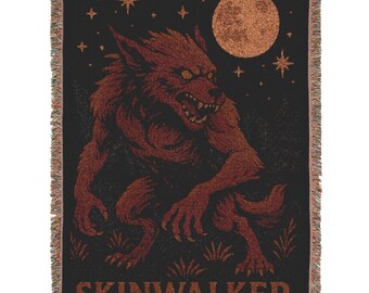 Manta de Skinwalker, decoración de críptidos, manta con arte de hombre lobo, tapiz de criatura mítica, manta de cabaña espeluznante, regalo paranormal
