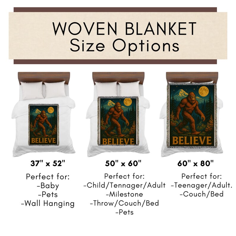 Op de afbeelding: Geweven dekens met Bigfoot-afbeeldingen in drie maten: 94 cm x 132 cm, 127 cm x 152 cm en 152 cm x 203 cm. Elke deken toont een Bigfoot-illustratie met het woord "BELIEVE". De dekens worden op bedden getoond.