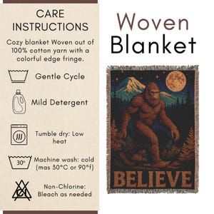 Op de afbeelding: Geweven deken met een Bigfoot-illustratie met een volle maan en bergen. Het woord "BELIEVE" staat onderaan. De deken heeft een kleurrijke randfranje en wasvoorschriften.