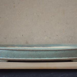 Può includere: Una tazza di ceramica bianca con un manico nero e la scritta "But First, Coffee" in stile scritto a mano. La tazza è su una superficie bianca. La tazza è alta circa 10 cm.