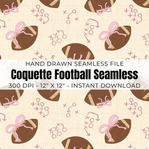 以下が含まれることがあります： クリーム色の背景に、ピンクのリボンとピンクのプレイ図が散りばめられた、茶色のフットボールのシームレスパターン。テキストには「Coquette Football Seamless」と書かれています。
