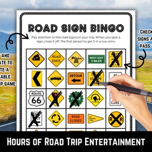 K&ouml;nnte beinhalten: Ein Road-Sign-Bingo-Spiel mit verschiedenen gelb-schwarzen Stra&szlig;enschildern. Das Spiel enth&auml;lt den Text "Road Sign Bingo" und "Hours of Road Trip Entertainment". Eine Hand markiert Schilder mit einem schwarzen Stift.