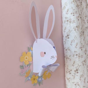 Testa di coniglio 3D stampabile – Attività pasquale per bambini, decorazione di un coniglietto di carta con ghirlanda floreale e papillon – Decorazioni primaverili fai da te.