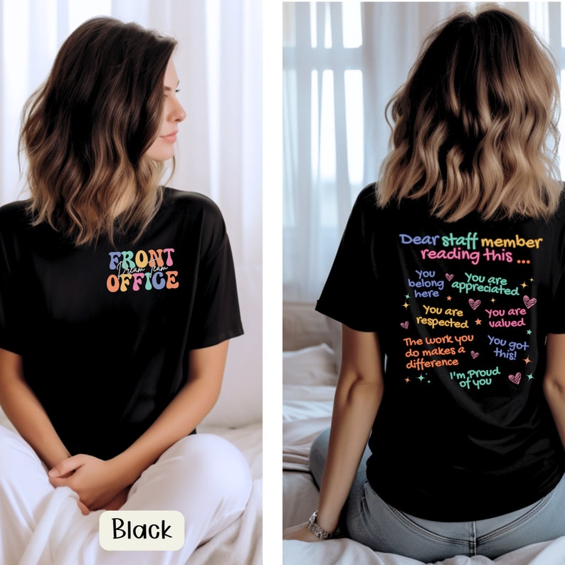 K&ouml;nnte beinhalten: Schwarzes T-Shirt mit dem Schriftzug "FRONT OFFICE" in farbenfrohen Buchstaben im Retro-Stil auf der Vorderseite. Auf der R&uuml;ckseite des Shirts befindet sich eine Wertsch&auml;tzungsbotschaft f&uuml;r Mitarbeiter mit S&auml;tzen wie "Sie werden gesch&auml;tzt" und "Ich bin stolz auf Sie."