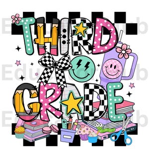 Pode incluir: Um design gráfico colorido com as palavras "Third Grade" em uma fonte divertida. O design apresenta uma variedade de materiais escolares, incluindo lápis, uma régua, uma estrela, um laço, um rosto sorridente e um livro. O fundo é um padrão xadrez preto e branco.