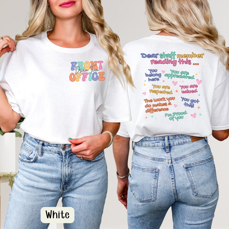 K&ouml;nnte beinhalten: Wei&szlig;es T-Shirt mit dem Schriftzug "FRONT OFFICE" in bunten Buchstaben im Retro-Stil auf der Vorderseite. Auf der R&uuml;ckseite des Shirts befindet sich eine Botschaft in farbigem Text: "Dear staff member reading this..." mit positiven Affirmationen.