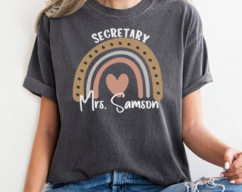 Regalo para secretaria Camiseta de secretaria de escuela personalizada Camiseta del personal de la escuela Regreso a la escuela Educación Regalo Camiseta de personal de oficina Regalo personalizado Secretaria