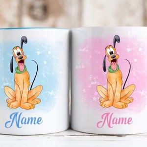 Puede incluir: Dos tazas de cerámica con una imagen de dibujos animados de Pluto, un personaje de perro de Disney. La taza de la izquierda tiene un fondo azul y la taza de la derecha tiene un fondo rosa. Ambas tazas tienen la palabra "Nombre" impresa en la parte inferior.