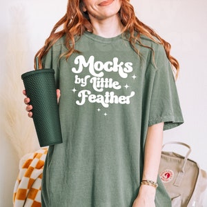 Comfort Colors 1717 モックアップ モス、トレンドのオーバーサイズTシャツ モックアップ、ボヘミアンモデル モックアップ、美的シャツ モックアップ、グリーンPOD モックアップ、モス モックアップ
