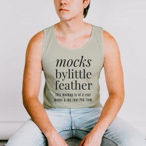Sandstone Comfort Colors 9360 tanktopmodel | C9360 mock-up overhemd heren | Mock-up van man met CC-T-shirt | Echt jongensmodel | Trendy esthetiek