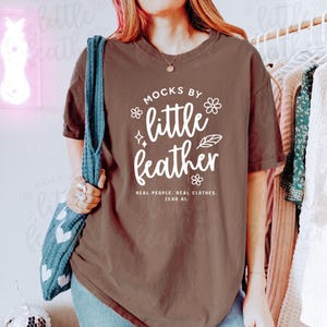 Maqueta de Comfort Colors 1717 color espresso, maqueta de camiseta extragrande, maqueta de camisa C1717 moderna y bonita, maqueta de modelo real, tabla de tallas, guía de tallas, Y2K