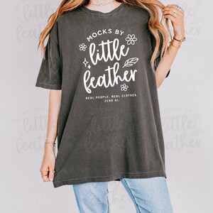 Comfort Colors 1717 t-shirt mockup by mocksbylittlefeather. A Print on Demand Mockup Shop that provides high quality png mockups for POD sellers. Little feather mocks uses only real models, real products, no Ai ever.