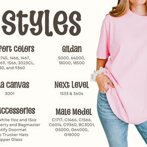Puede incluir: Una persona con una camiseta rosa claro y vaqueros azules. La imagen incluye texto que enumera varios estilos de camisetas, incluyendo Comfort Colors, Gildan, Bella Canvas, Next Level y Male Model. Los accesorios incluyen tazas, bolsos, felpudos, sombreros y vasos para beber.