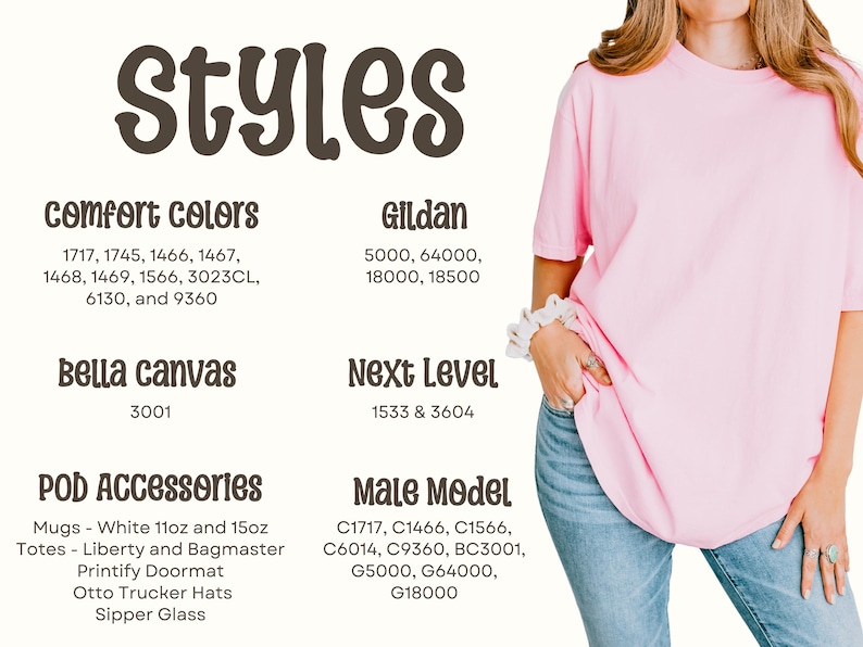 Puede incluir: Una persona con una camiseta rosa claro y vaqueros azules. La imagen incluye texto que enumera varios estilos de camisetas, incluyendo Comfort Colors, Gildan, Bella Canvas, Next Level y Male Model. Los accesorios incluyen tazas, bolsos, felpudos, sombreros y vasos para beber.