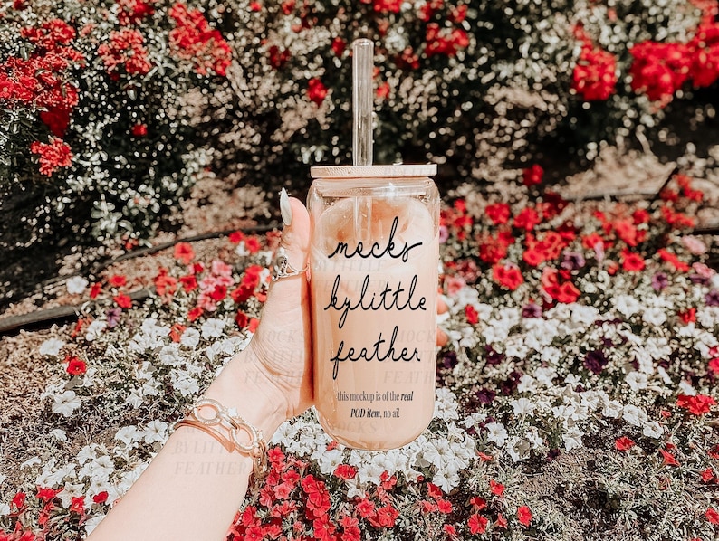 Mockup van een drinkglas van 473 ml (16 oz) | Mockup van een doorzichtig blikje van een generiek merk | Mockup van echt POD-glaswerk | Bamboe deksel, Tritan plastic rietje | Leuke esthetiek afbeelding 1