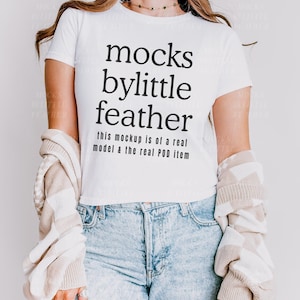 Gildan 5000B Baby T-shirt Mockup, Trendig Vit T-shirt, Söt Y2K-skjortmockup, Riktig Modellmockup, G5000B 90-tals Crop Top, Enkel Studiomockup