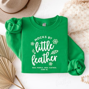 Mockup Gildan 18000 Iers groen sweatshirt met ronde hals | Eenvoudige boho-esthetiek gevouwen plat gelegd