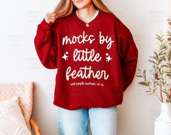 Antiek kersenrood Gildan 18000-model | G180-sweatshirt met ronde hals | G18000-trui mock-up | Echt menselijk model | Gezellige boho-esthetiek