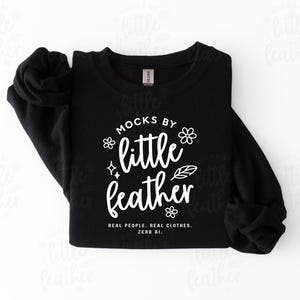 Felpa girocollo nera Gildan 18000, modello semplice e minimale, piegata in piano