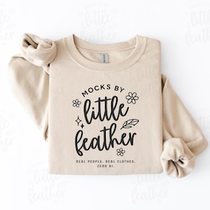 Maqueta de sudadera Gildan 18000 color arena con cuello redondo / Diseño sencillo, minimalista y plegado en plano