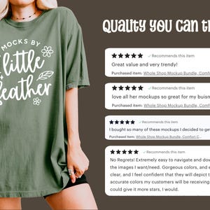 Puede incluir: Camiseta verde oliva con el texto "Mocks by little feather" en escritura blanca y detalles florales. La imagen tambi&eacute;n incluye rese&ntilde;as de clientes con valoraciones y texto.
