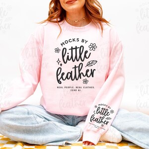 Lichtroze Gildan 18000 mockup sweatshirt met ronde hals | Mock-up trui G180 met echt model en POD-product | Gezellige eenvoudige G18000 mock-up