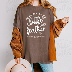 Comfort Colors 1717 エスプレッソ モックアップ、シンプルな C1717 Tシャツ、実在モデルによるトレンドのオーバーサイズ半袖 Tシャツ POD 写真、ウエスタンブラウン Tシャツ