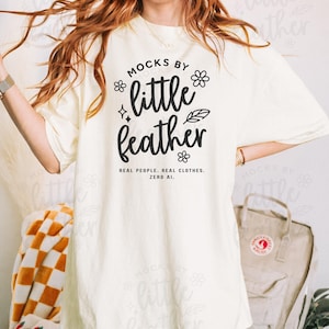 Maqueta de Comfort Colors 1717 en color marfil, maqueta de camiseta oversize moderna, maqueta de modelo bohemio, maqueta de camiseta estética, maqueta de POD, maqueta en color marfil