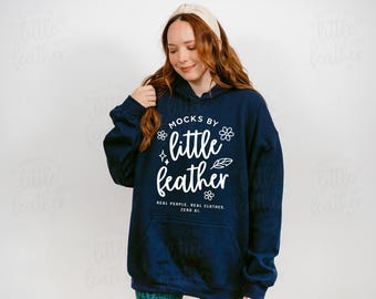 Maqueta de sudadera con capucha Gildan 18500 azul marino con modelo real (descarga digital)