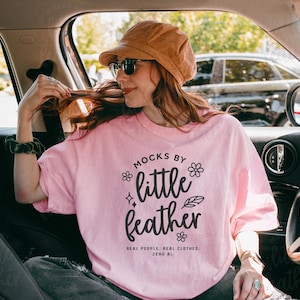 Comfort Colors 1717 Blossom モックアップ、キュートなオーバーサイズTシャツ モックアップ、トレンドのY2KピンクTシャツ モックアップ、実車モデル、C1717 ユニークな車体デザイン