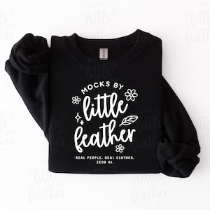Maqueta de sudadera negra de cuello redondo Gildan 18000 / Diseño sencillo y minimalista con la prenda doblada