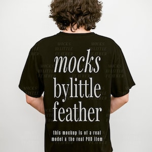 Komfortfarben 1717 Mockup | Schwarzes T-Shirt Mockup, echtes Model POD Model