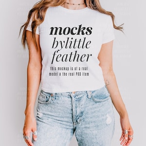 Gildan 5000B Baby Tee Mockup, trendiges weißes T-shirt, süßes y2k Shirt Mock, echtes Modell Mock-Up, G5000B 90er Jahre Crop Top, einfaches Studio Mockup