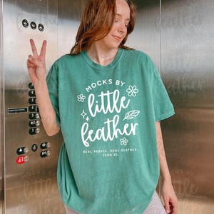 Comfort Colors C1717 ライトグリーンTシャツモックアップ、ライフスタイルアパレルモックアップ（デジタルダウンロード）