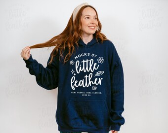 Maqueta de sudadera con capucha Gildan 18500 azul marino con modelo real (descarga digital)