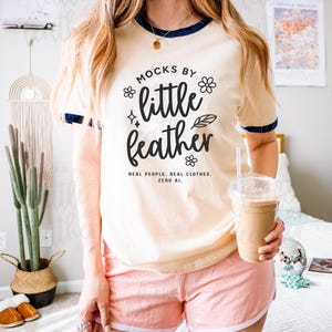 Next Level 3604 naturel/nachtblauw mockup, natuurlijk T-shirtmodel, schattig 3604 model natuurlijk en nachtblauw, 3604 shirtmodel mockup
