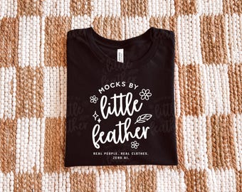Bella Canvas 3001 mock-up (kleur: zwart) | BC3001 mockup gevouwen platliggend T-shirt | Eenvoudige neutrale boho