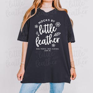 Komfortfarben 1717 Graphite Mockup, Real Model Mock, Trendy Übergroßes T-Shirt, Süßes einfaches Shirt, Ästhetisches Graues T-Shirt, Kostenlose Größentabelle