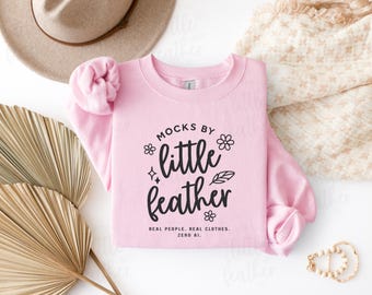Sudadera Gildan 18000 rosa claro de cuello redondo (maqueta) / Estética boho sencilla (vista plana doblada)