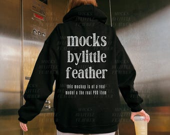 Maqueta de sudadera con capucha Gildan 18500 negra, estilo de vida de modelo real (descarga digital)