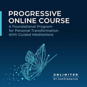 Może przedstawiać: Biały ceramiczny kubek z czarnym uchwytem i napisem "But First, Coffee" pogrubioną, czarną czcionką. Kubek jest ustawiony na rozmytym tle, sugerującym przytulne otoczenie.