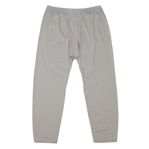 Könnte beinhalten: Hellgraue Thermohose. Die Hose hat eine lockere Passform mit einem bequemen, elastischen Bund. Der Stoff scheint ein weiches, leichtes Material zu sein, das sich zum Tragen unter anderen Kleidungsstücken oder zum Entspannen eignet. Für Wärme und Komfort konzipiert.